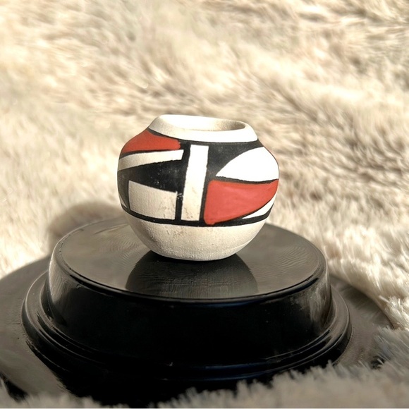 Isleta Pueblo Seed Pot Polychrome Seed Pod Vase Bean Native New Mexico. - Picture 3 of 8